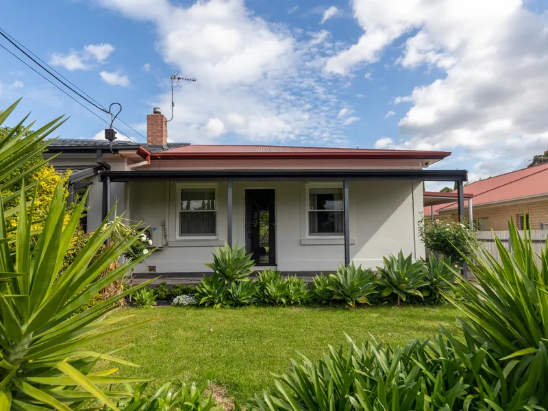 Charming and accommodating 2 bedroom cottage in sought after location with Lovely Northerly aspect