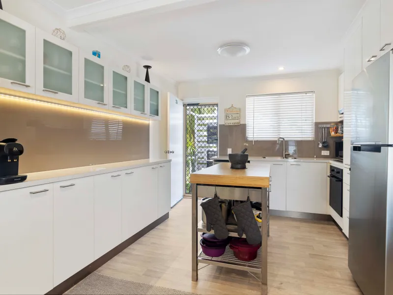 2 Bedroom Unit in gorgeous complex 150m to Gympie Terrace
