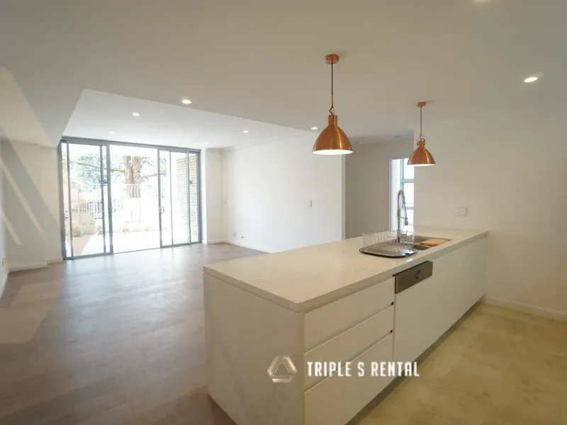 Big Courtyard & Bathtub Included & Tiles Throughout the Living Area & Kitchen Island & Study Area & Quiet & Close the Everthing