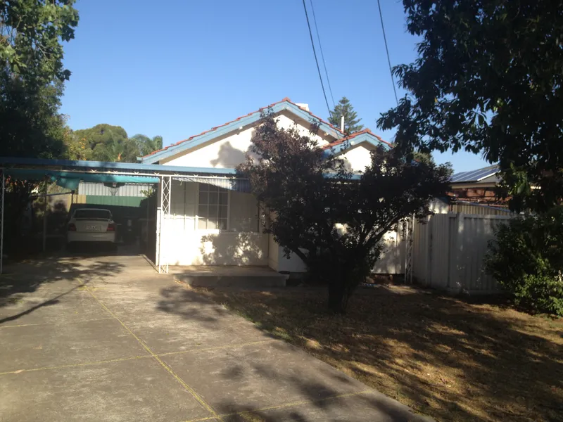 Set On Corner Block - Fenced