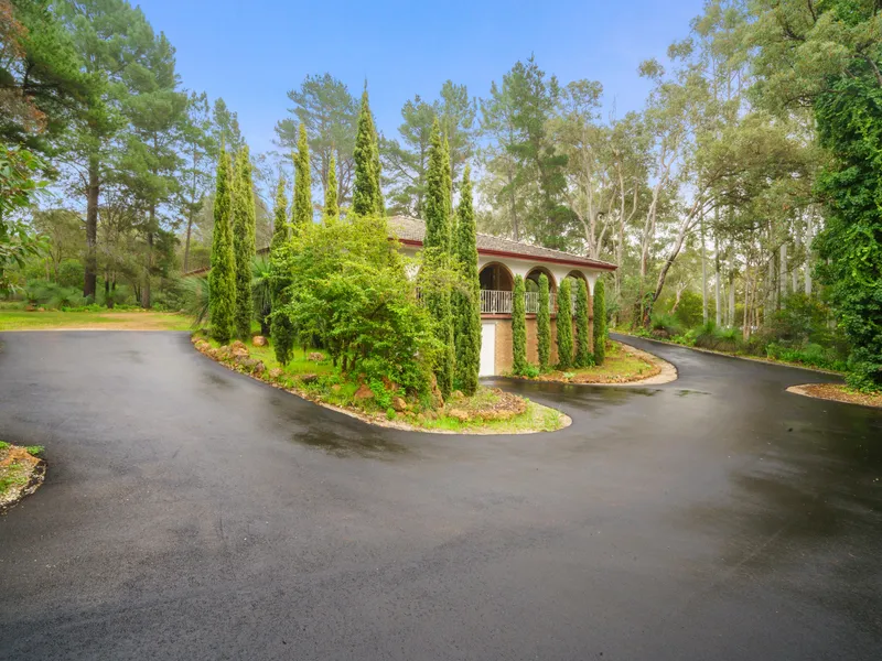 Large Family Home on 5 Acre Block Close To Town