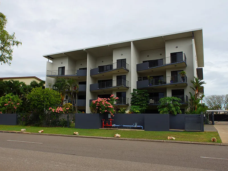 BEAUTIFUL TOP FLOOR APARTMENT 