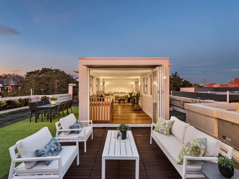 Dual-level Apartment offers Exclusivity and Spectacular Harbour Vista