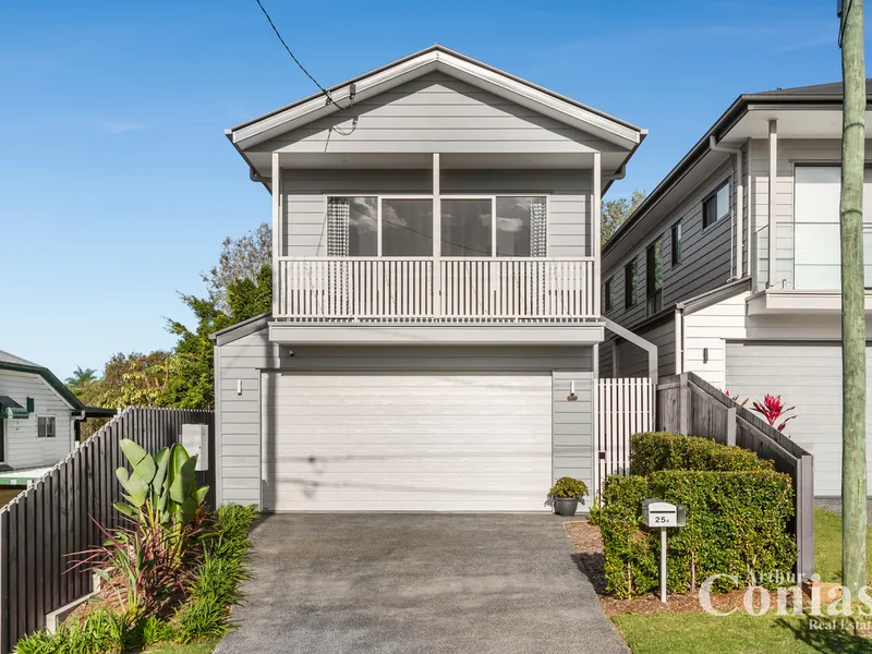 Contemporary Residence Backing onto Private Park!