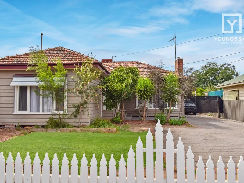 GREAT LOCATION - COMFORTABLE 3BR WEATHERBOARD