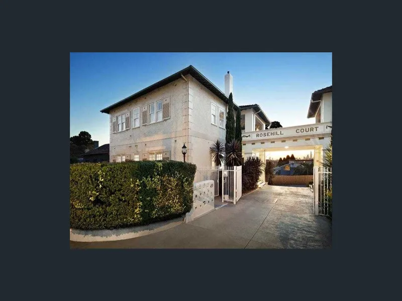 Sun infused Spacious 3 Bedroom Art Deco Apartment