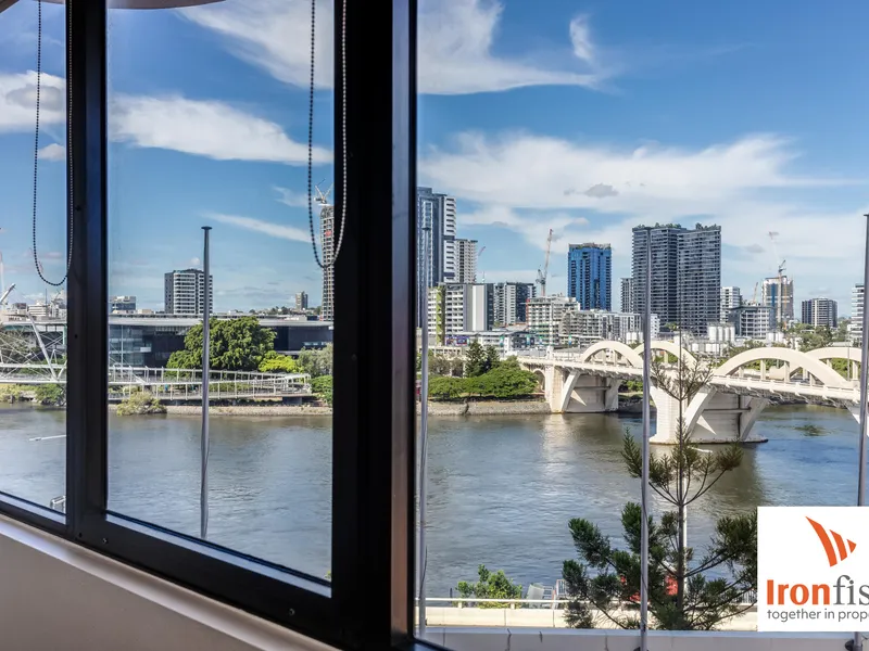 Fully furnished one bedroom apartment in the heart of Brisbane City with stunning river & city views - water usage included!