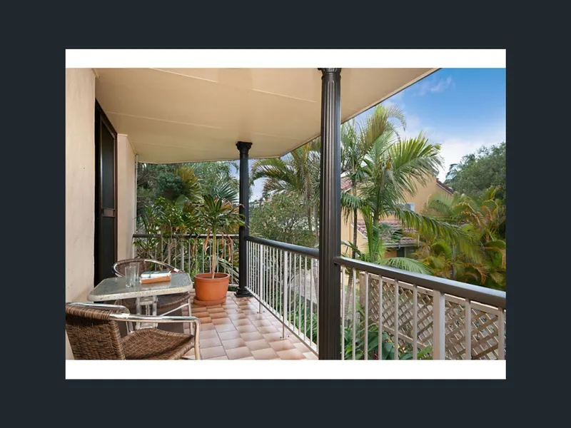 Stroll to town & the beach - Fully Furnished