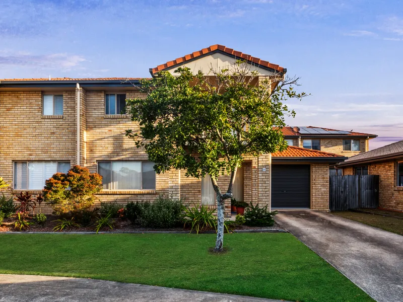 Spacious Townhouse Close to Water