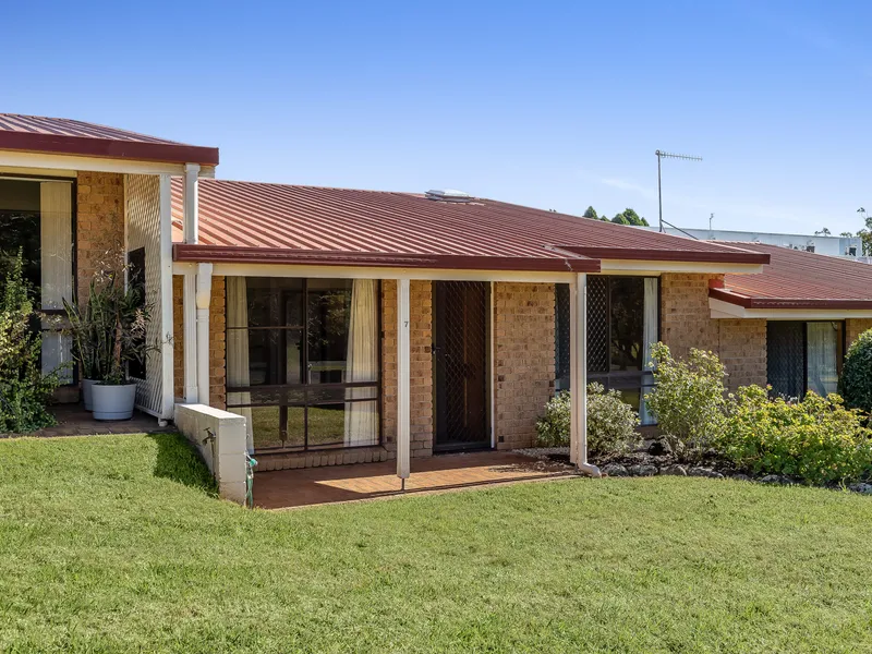 Perfect eastside unit lifestyle on manicured acreage!!