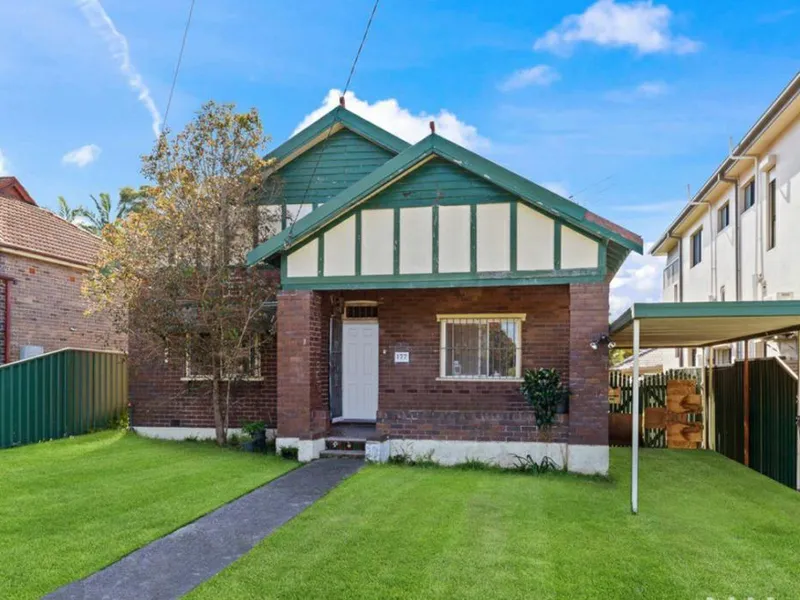 Elegant double brick residence on huge 771sqm