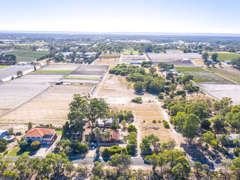 Rare opportunity to lease a property in a rural setting with a massive ~180m² shed just 4km to Wanneroo City Centre.