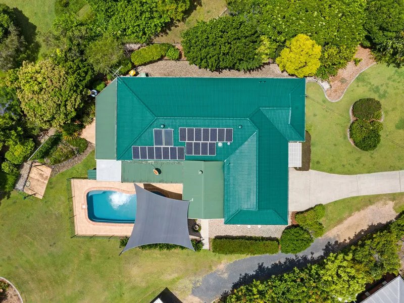 Immaculate Acreage Home & Gardens / Large Shed / I.G Pool / Solar