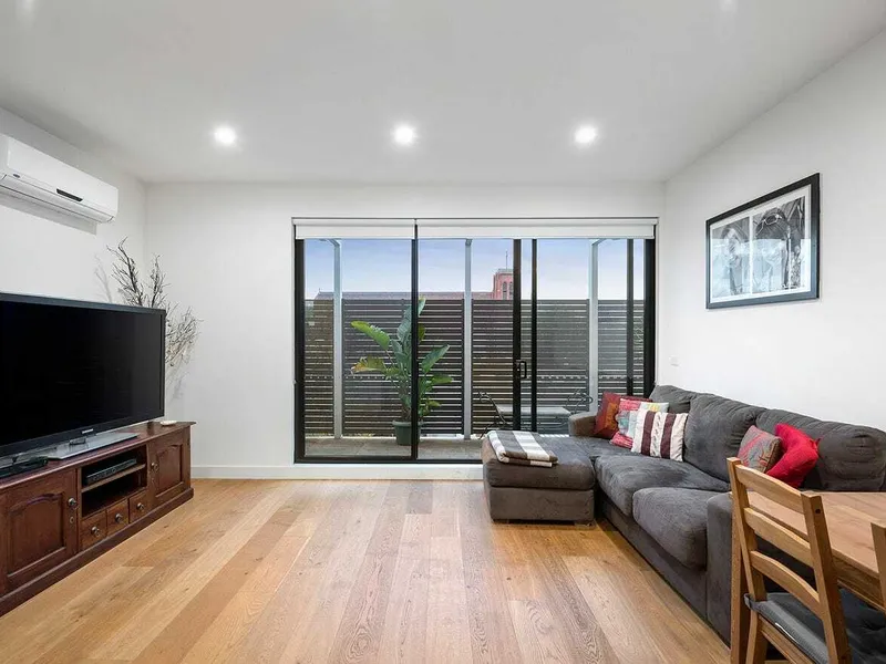 Prime Location Apartment Opposite Caulfield Park