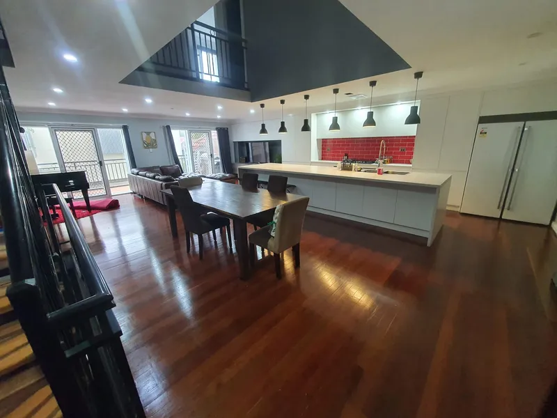 8 bedrooms Unit close to Petersham STATION!!!
