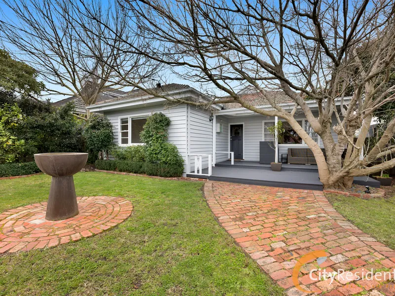 Stunning Indoors & Outdoors- An Entertainers Dream