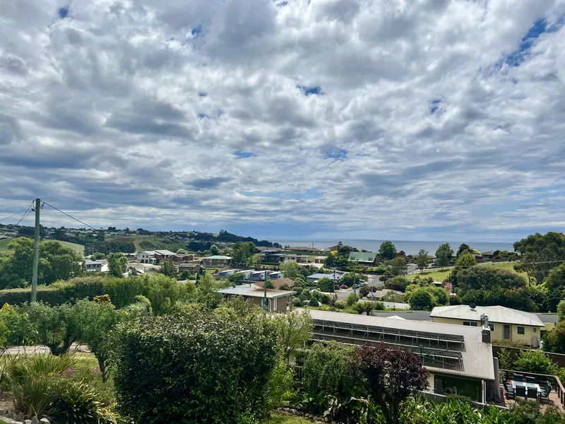 Family home with amazing sea views!