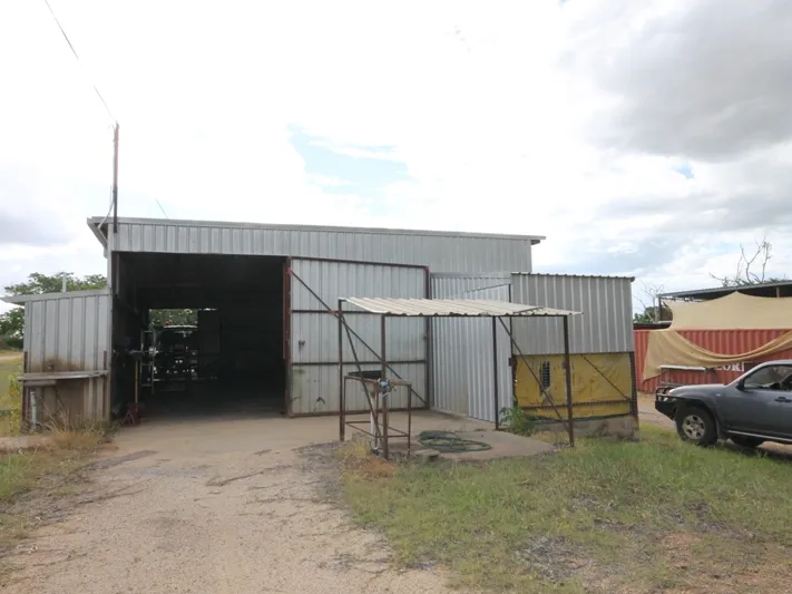 LARGE COMMERCIAL BUILDING/ WORK SHOP & STORAGE