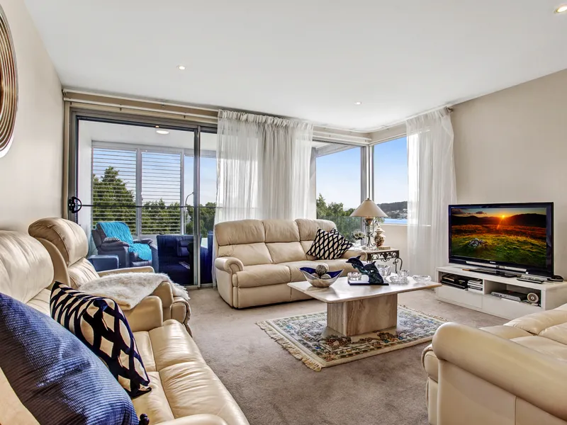 STYLISH LAKESIDE PARTIALLY FURNISHED APARTMENT