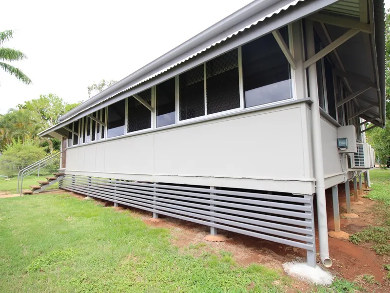 RENOVATED 3 BEDROOM HOME WITH BACK ACCESS, SHED & SPLIT SYSTEMS THROUGHOUT