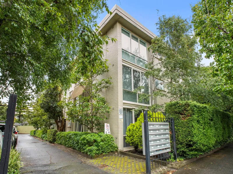 Leafy Beachside Locale