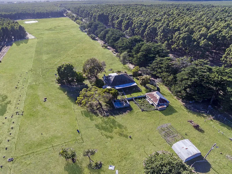 IT'S ALL ABOUT THE LIFESTYLE!  24.78 Acres – 10.03 Ha approx.