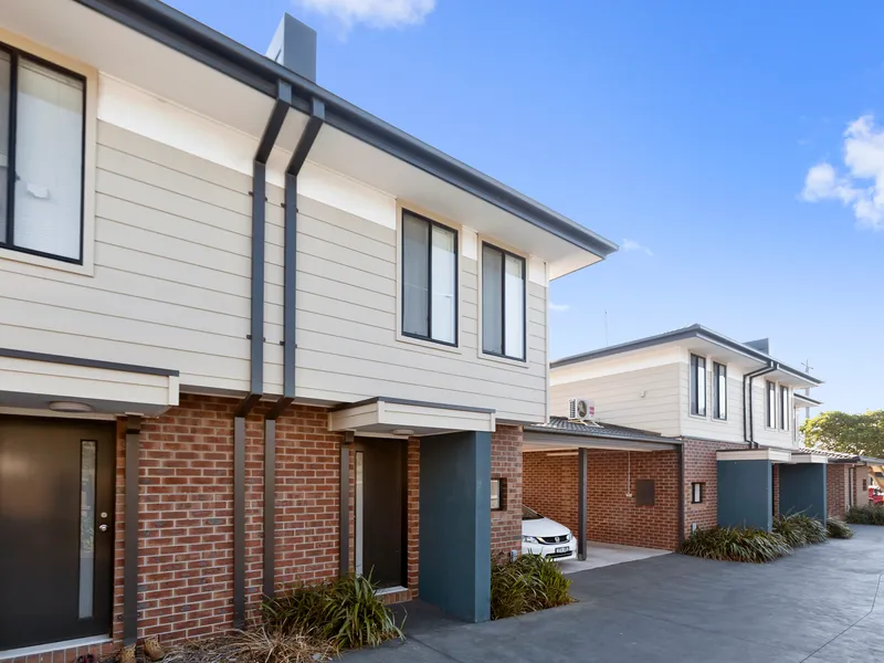 Townhouse In Convenient Location!