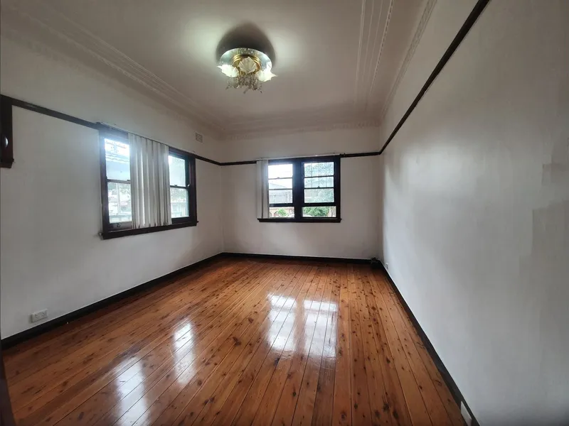 GOOD SIZE 3 BEDROOM HOUSE LOCATED CLOSE TO ALL AMENITIES