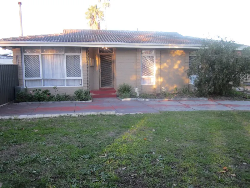 GREAT 3 X 1 FAMILY HOME WITH AIRCONDITIONING & POOL!