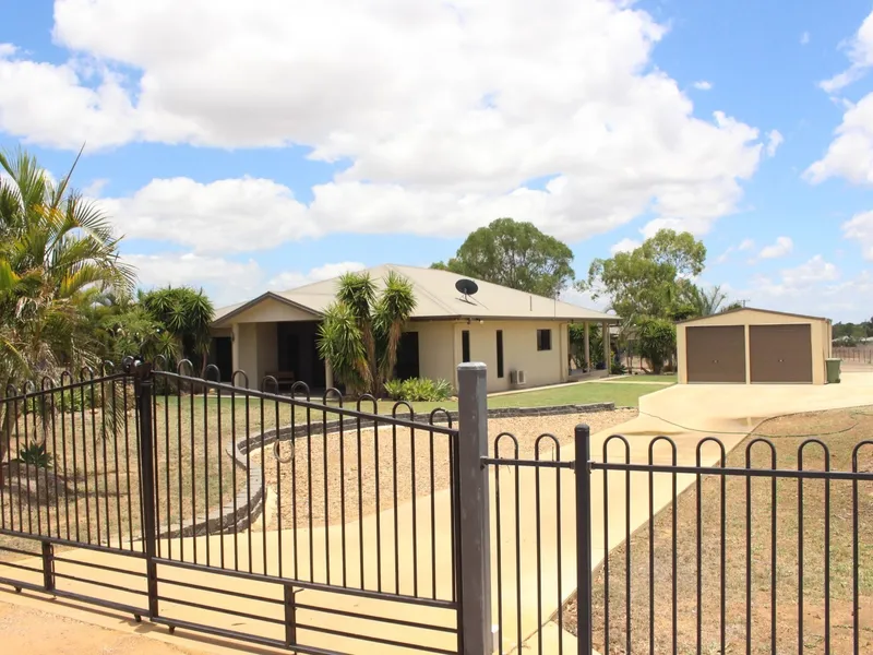 4 BEDROOMS + OFFICE + MEDIA ROOM ON 4032m2 ALLOTMENT