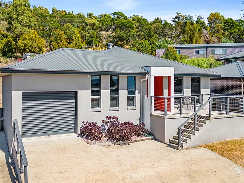Stylish Home, Mountain Views, Minutes from the CBD