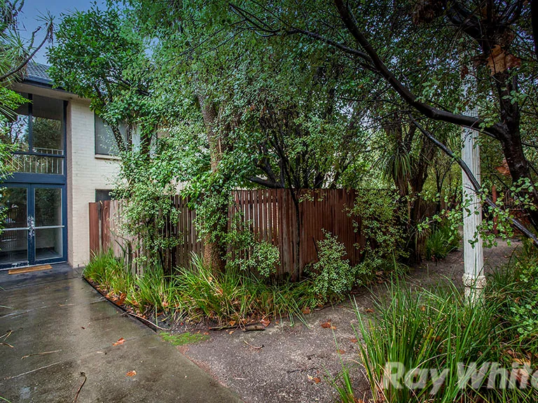 UPDATED APARTMENT IN THE HEART OF OAKLEIGH