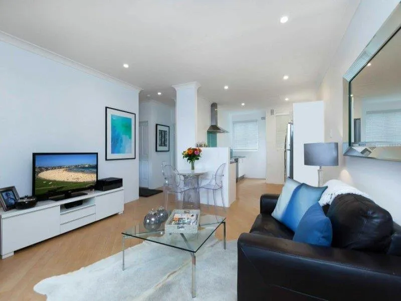 Top floor 2 Bed apartment in Bondi. Close to Bondi Junction and the beaches!