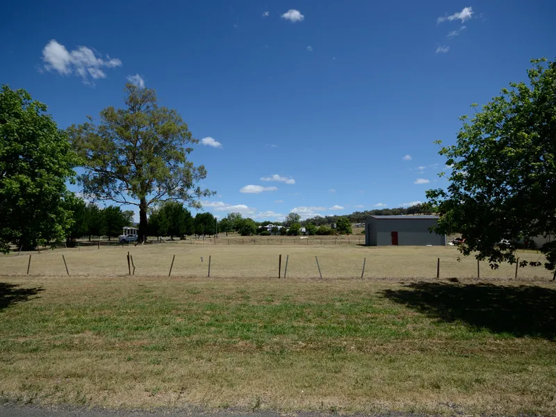 GREAT VALUE FLAT BLOCK, with shed and water