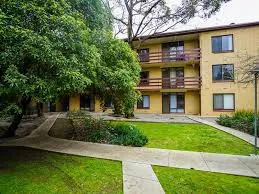 Spacious upstairs unit, walking distance to the CBD