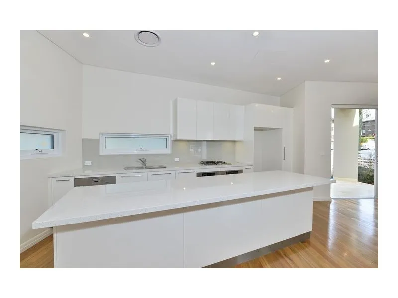 Modern Townhouse Living in Heart of Rose Bay