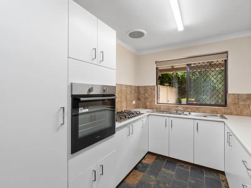 Newly renovated villa in prime position - available NOW !