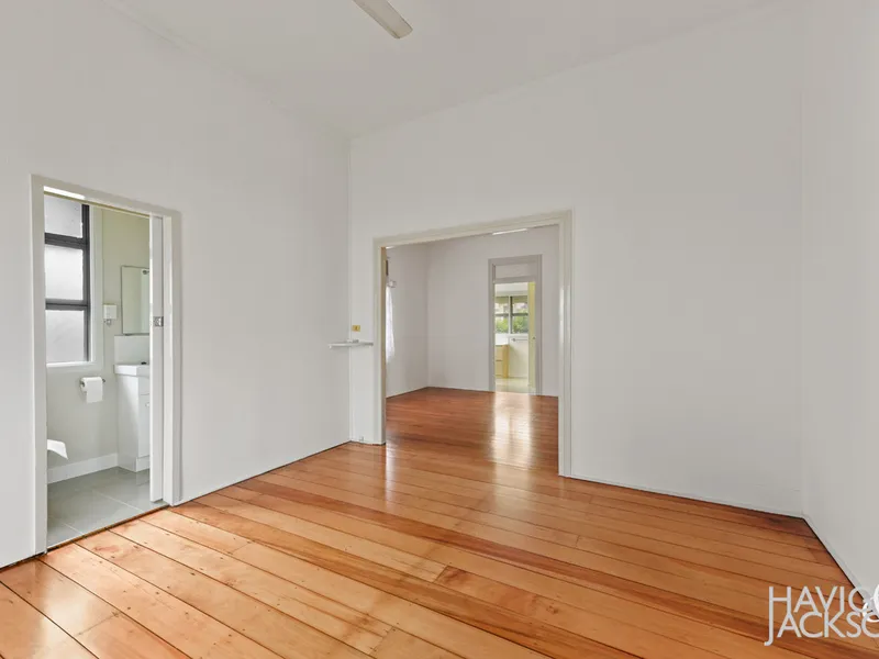 LARGE RENOVATED TOP FLOOR UNIT IN CENTRAL LOCATION