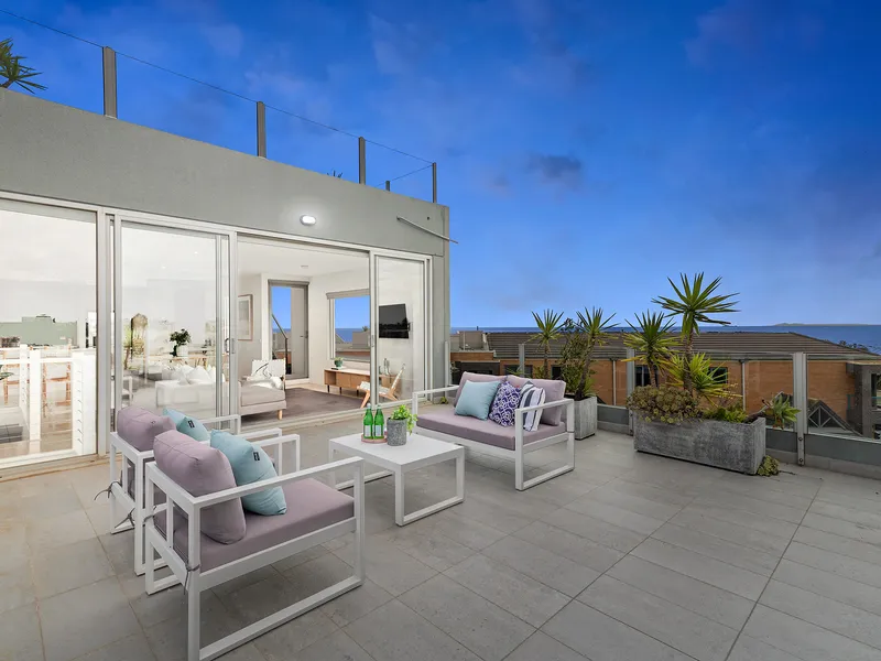 Stunning Penthouse Apartment with Panoramic Bay Views