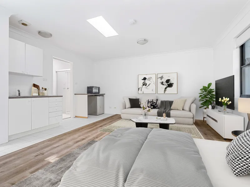STUDIO APARTMENT OPPOSITE QUEENS PARK