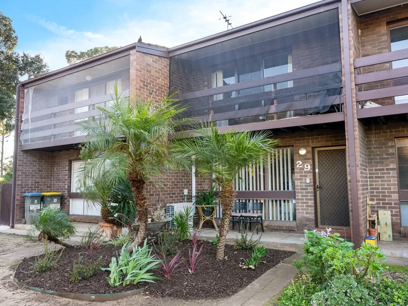 2 Bedrooms townhouse in popular Klemzig, Over viewing the tennis courts!