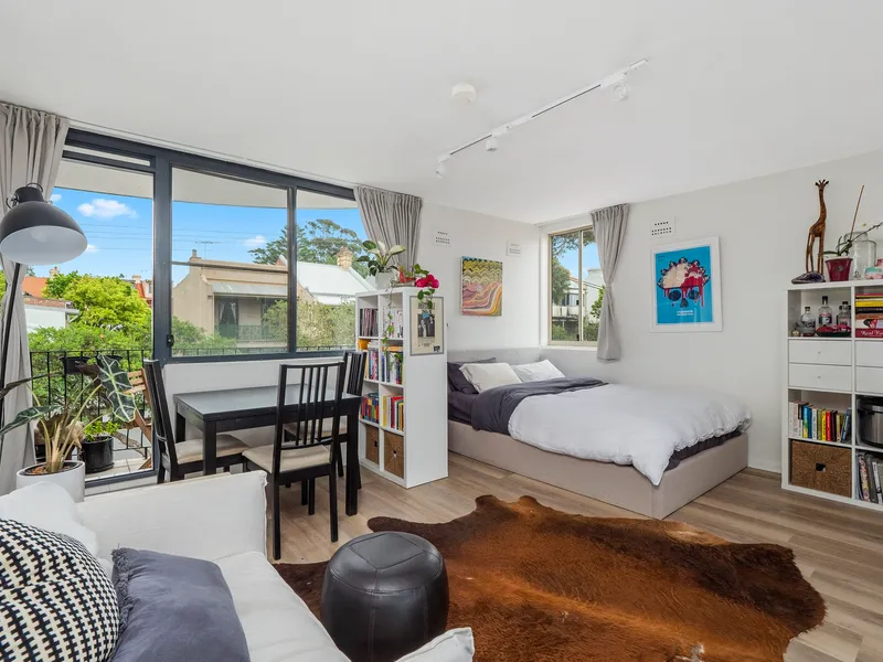 Stylish north facing studio moments to the Light Rail and the new future Fish Markets