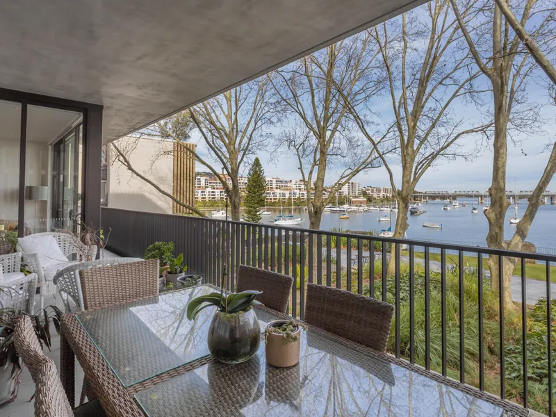 Beautiful 2 Bedroom Unit in Harbourfront Balmain with water views