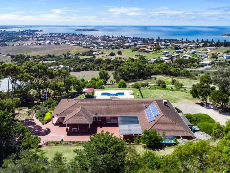 SPECTACULAR PANORAMIC VIEWS, PRIVACY AND LIFESTYLE ON 6 ACRES!