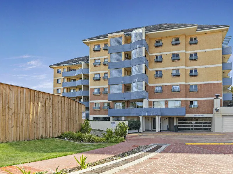 Spacious 3 Bedroom Unit In Tree Lined Street