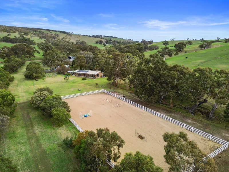 Desirable Country Escape: Perfect for Horse Enthusiasts and Tranquil Living