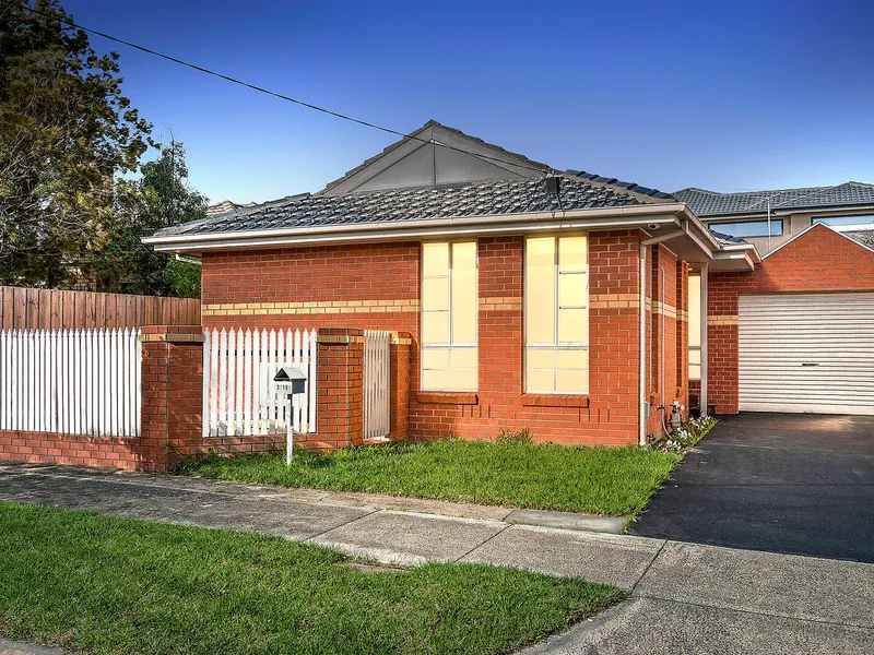 Single Level Gemstone, Stone Throw to Shops and Station - (Facing Knight St)