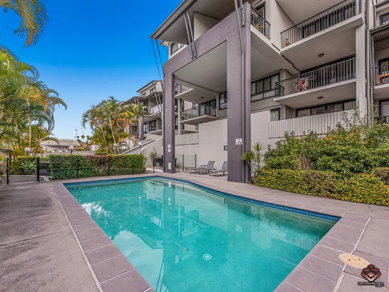 Perfect location in Toowong, Top notch garden, furnished two bedroom apartment
