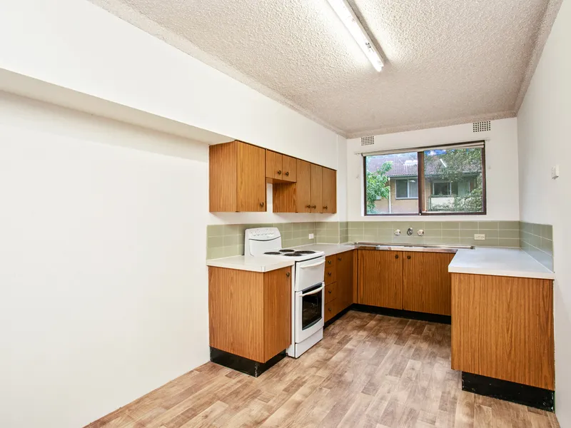 LARGE 2 BEDROOM APARTMENT