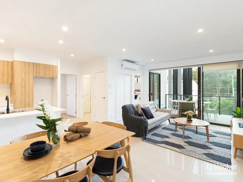 Stunning Near-New Modern Apartment in Top Location